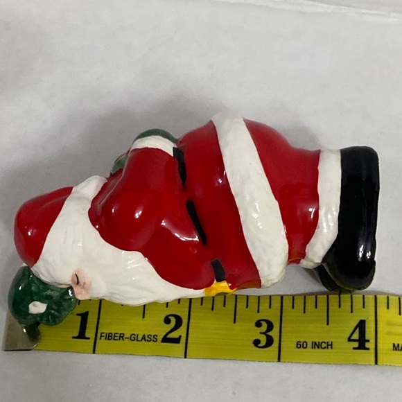 Kissing Santa And Mrs. Claus Salt and Pepper Shakers Christmas Table Kitschy - Picture 16 of 16